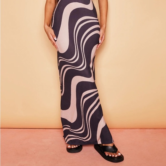 PRETTYLITTLETHING Abstract Ribbed Maxi Dress - Picture 2 of 6